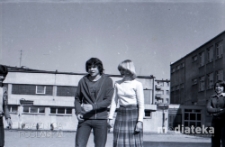 Młodzież na tle budynku Szkoły Podstawowej nr 6, ul. Wesoła 11A, Białystok, maj 1978 r., fot. ze zbiorów Andrzeja Trzcińskiego