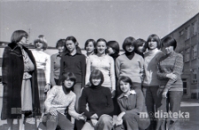 Grupa młodzieży na tle budynku Szkoły Podstawowej nr 6, ul. Wesoła 11A, Białystok, maj 1978 r., fot. ze zbiorów Andrzeja Trzcińskiego