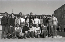 Grupa młodzieży na tle budynku Szkoły Podstawowej nr 6, ul. Wesoła 11A, Białystok, maj 1978 r., fot. ze zbiorów Andrzeja Trzcińskiego