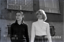 Młodzież na tle budynku Szkoły Podstawowej nr 6, ul. Wesoła 11A, Białystok, maj 1978 r., fot. ze zbiorów Andrzeja Trzcińskiego