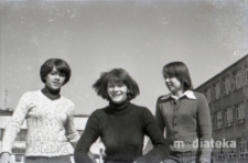 Młodzież przed Szkołą Podstawową nr 6, ul. Wesoła 11A, Białystok, maj 1978 r., fot. ze zbiorów Andrzeja Trzcińskiego