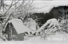 Podwórze ze studnią zimową porą, Białystok, druga połowa lat 70. XX w., fot. ze zbiorów Andrzeja Trzcińskiego