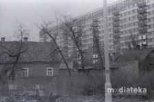 Drewniana zabudowa na tle wieżowca, Białystok, druga połowa lat 70. XX w., fot. ze zbiorów Andrzeja Trzcińskiego
