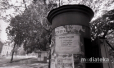 Słup ogłoszeniowy, druga połowa lat 70. XX w., fot. ze zbior&oacute;w Andrzeja Trzcińskiego