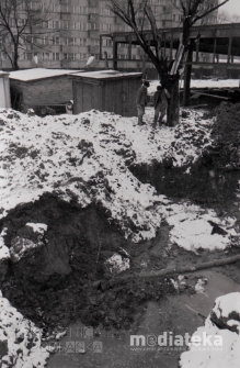 Mężczyźni stojący nad wykopem ziemnym, Białystok, druga połowa lat 70. XX w., fot. ze zbiorów Andrzeja Trzcińskiego
