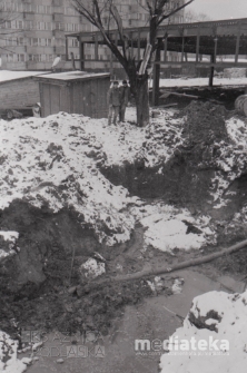 Mężczyźni stojący nad wykopem ziemnym, Białystok, druga połowa lat 70. XX w., fot. ze zbiorów Andrzeja Trzcińskiego