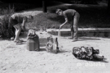 Dzieci na plaży bawią się piachem, druga połowa lat 70. XX w., fot. ze zbiorów Andrzeja Trzcińskiego