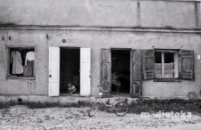 Witryna sklepu konfekcji damskiej i dziecięcej, ul. Suraska (obecnie Józefa Marjańskiego 42), Białystok, druga połowa lat 70. XX w., fot. ze zbiorów Andrzeja Trzcińskiego