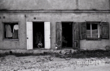 Witryna sklepu konfekcji damskiej i dziecięcej, ul. Suraska (obecnie J&oacute;zefa Marjańskiego 42), Białystok, druga połowa lat 70. XX w., fot. ze zbior&oacute;w Andrzeja Trzcińskiego