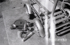 Przybory kuchenne przy wózku dziecięcym, Białystok, druga połowa lat 70. XX w., fot. ze zbiorów Andrzeja Trzcińskiego