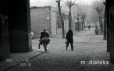 Przechodnie w tunelu budynku przy ul. Icchoka Malmeda 13, Białystok, druga połowa lat 70. XX w., fot. ze zbiorów Andrzeja Trzcińskiego