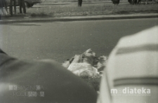 Zwłoki czowieka, ul. Feliksa Dzierżyńskiego (obecnie ul. Legionowa), Białystok, druga połowa lat 70. XX w., fot. ze zbiorów Andrzeja Trzcińskiego