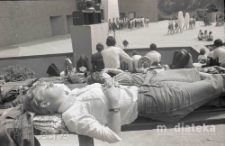 Portret kobiety odpoczywającej na ławkce widowni amfiteatru, Wzg&oacute;rze Kadzielnia, Kielce, 1980 r., fot. ze zbior&oacute;w Andrzej Trzcińskiego