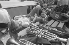 Zespół muzyczny oczekujący na występ, Wzgórze Kadzielnia, Kielce, 1980 r., fot. ze zbiorów Andrzej Trzcińskiego