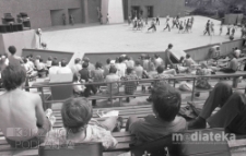 Publiczność na widowni amfiteatru, Wzgórze Kadzielnia, Kielce, 1980 r., fot. ze zbiorów Andrzej Trzcińskiego