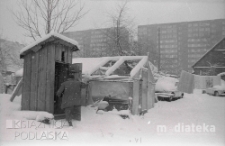 Mężczyzna wchodzący do wychodka, Białystok, druga połowa lat 70. XX w., fot. ze zbiorów Andrzej Trzcińskiego
