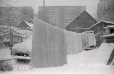 Pranie rozwieszone na podwórzu, Białystok, druga połowa lat 70. XX w., fot. ze zbiorów Andrzej Trzcińskiego