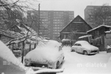 Zimowe zdjęcie podwórza z samochodami marki Syrena, Białystok, druga połowa lat 70. XX w., fot. ze zbiorów Andrzej Trzcińskiego