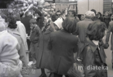 Pochód z okazji świięta 1 Maja, uczestnicy pochodu, Aleja 1 Maja (obecnie Józefa Piłsudskiego), Białystok, druga połowa lat 70. XX w., fot. ze zbiorów Andrzej Trzcińskiego