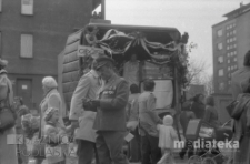 Pochód z okazji świięta 1 Maja, sklep obwoźny, Aleja 1 Maja (obecnie Józefa Piłsudskiego), Białystok, druga połowa lat 70. XX w., fot. ze zbiorów Andrzej Trzcińskiego