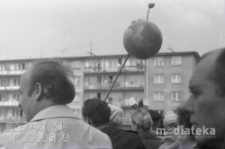 Pochód z okazji świięta 1 Maja, Aleja 1 Maja (obecnie Józefa Piłsudskiego), Białystok, druga połowa lat 70. XX w., fot. ze zbiorów Andrzej Trzcińskiego