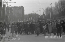 Pochód z okazji świięta 1 Maja, ludzie z transparentami oraz flagami, Aleja 1 Maja (obecnie Józefa Piłsudskiego), Białystok, druga połowa lat 70. XX w., fot. ze zbiorów Andrzej Trzcińskiego