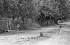 Dzieci stojące na drodze, Białystok, druga połowa lat 70. XX w., fot. ze zbiorów Andrzej Trzcińskiego