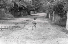 Portret dziecka stojącego na drodze, Białystok, druga połowa lat 70. XX w., fot. ze zbiorów Andrzej Trzcińskiego