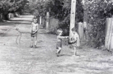 Dzieci bawiące się przy drodze, Białystok, druga połowa lat 70. XX w., fot. ze zbiorów Andrzej Trzcińskiego