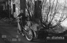 Portret kobiety pchającej wózek, Białystok, druga połowa lat 70. XX w., fot. ze zbiorów Andrzej Trzcińskiego