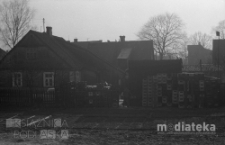 Mężczyzna niosący skrzynki, Białystok, druga połowa lat 70. XX w., fot. ze zbiorów Andrzej Trzcińskiego