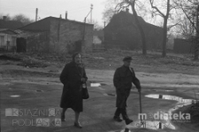 Kobieta i mężczyzna idący drogą, Białystok, druga połowa lat 70. XX w., fot. ze zbiorów Andrzej Trzcińskiego