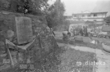Pomik ofiar egzekucji w dniu 18 listopada 1943 r., Plac Świętego Wojciecha, Kielce, druga połowa lat 70. XX w., fot. ze zbiorów Andrzej Trzcińskiego