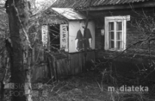 Plakat reklamowy na ganku domu drewnianego, Białystok, druga połowa lat 70. XX w., fot. ze zbiorów Andrzej Trzcińskiego