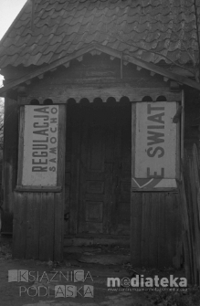 Plakat reklamowy na ganku domu drewnianego, Białystok, druga połowa lat 70. XX w., fot. ze zbiorów Andrzej Trzcińskiego