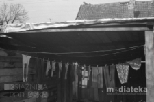 Bielizna rowieszona na sznurku, Białystok, druga połowa lat 70. XX w., fot. ze zbiorów Andrzej Trzcińskiego