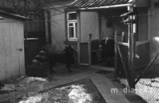 Kobieta wchodząca do domu, Białystok, druga połowa lat 70. XX w., fot. ze zbiorów Andrzej Trzcińskiego