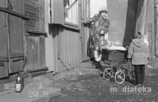 Kobieta z dziećmi przed domem, Białystok, druga połowa lat 70. XX w., fot. ze zbiorów Andrzej Trzcińskiego