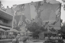 Fasada budynku z malowidłem ściennym, ul. Wsp&oacute;lna 25, druga połowa lat 70. XX w., fot. ze zbior&oacute;w Andrzej Trzcińskiego