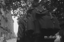 Mężczyzna z plecakiem, druga połowa lat 70. XX w., fot. ze zbiorów Andrzej Trzcińskiego