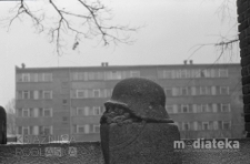 Obelisk zwieńczony żołnierskim hełmem, Lapidarium cmentarza ewangelicko- augsburskiego, ul. Generała Stanisława Sosabowskiego, Białystok, druga połowa lat 70. XX w., fot. ze zbiorów Andrzej Trzcińskiego