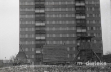 Plac zabaw z drewna na tle wieżowca, oklice ul. Edwarda Próchniaka (obecnie ul. Legionowa), Białystok, druga połowa lat 70. XX w., fot. ze zbiorów Andrzej Trzcińskiego