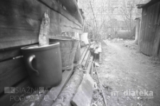 Wiadro pod płotem, okolice ul. Mazowieckiej, Białystok, druga połowa lat 70. XX w., fot. ze zbiorów Andrzej Trzcińskiego