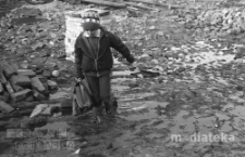 Portret dziecka brodzącego w błocie, okolice ul. Młynowej, Białystok, druga połowa lat 70. XX w., fot. ze zbiorów Andrzej Trzcińskiego