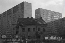 Kamienica murowana w złym stanie technicznym na tle wieżowców, okolice ul. Feliksa Dzierżyńskiego (obecnie ul. Legionowa), Białystok, druga połowa lat 70. XX w., fot. ze zbiorów Andrzej Trzcińskiego