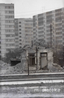 Pozostałości kamienicy murowanej na tle wieżowców, okolice ul. Feliksa Dzierżyńskiego (obecnie ul. Legionowa), Białystok, druga połowa lat 70. XX w., fot. ze zbiorów Andrzej Trzcińskiego