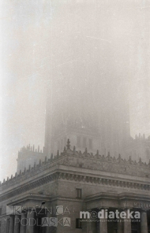 Pałac Kultury i Nauki we mgle, plac Defilad 1, Warszawa, druga połowa lat 70. XX w., fot. ze zbior&oacute;w Andrzej Trzcińskiego