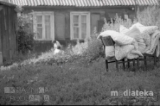 Pościel na krzesłach na tle budynku drewnianego, Białystok, druga połowa lat 70. XX w., fot. ze zbiorów Andrzej Trzcińskiego
