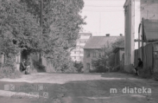 Droga osiedlowa z widoczną zabudową drewnianą i murowaną, okolice ul. Czarna, Białystok, druga połowa lat 70. XX w., fot. ze zbior&oacute;w Andrzej Trzcińskiego