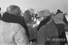 Ludzie na targu zimowym, druga połowa lat 70. XX w., fot. ze zbiorów Andrzej Trzcińskiego
